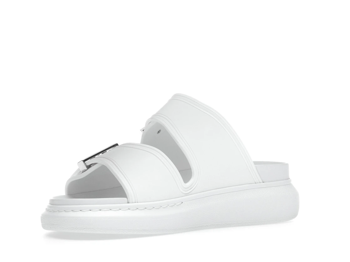 Vue 15 de Alexander McQueen Hybrid Buckled Rubber Sandals White 