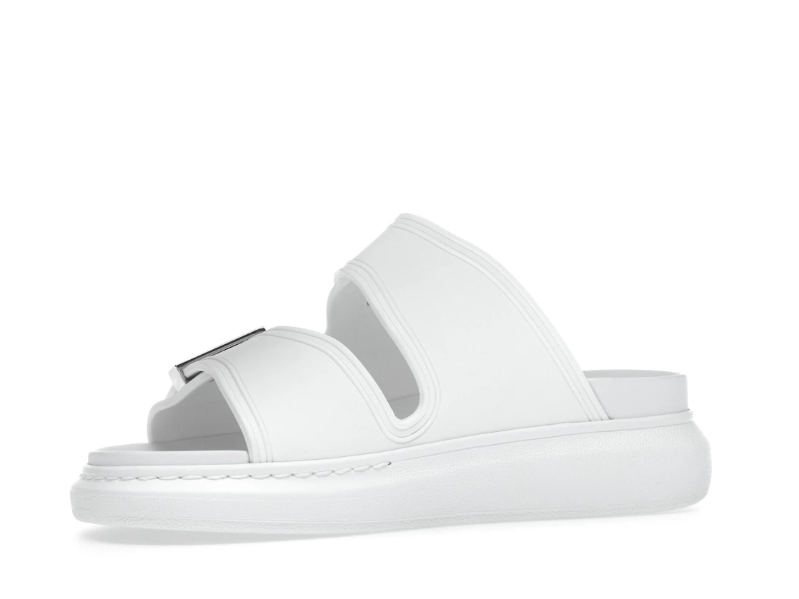 Vue 16 de Alexander McQueen Hybrid Buckled Rubber Sandals White 