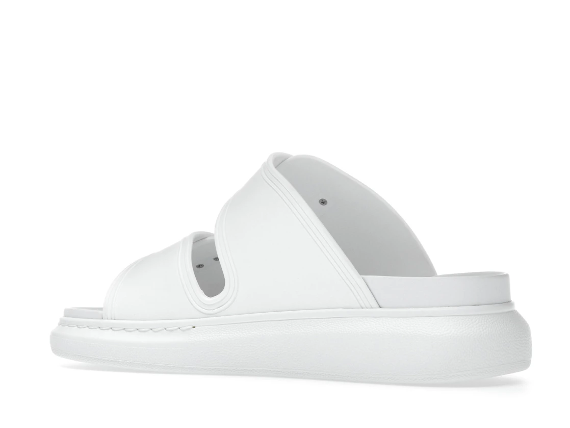 Vue 22 de Alexander McQueen Hybrid Buckled Rubber Sandals White 