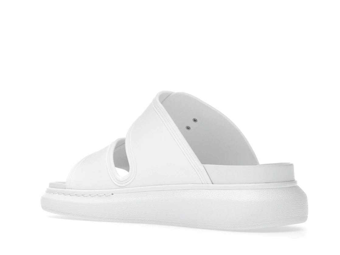 Vue 23 de Alexander McQueen Hybrid Buckled Rubber Sandals White 