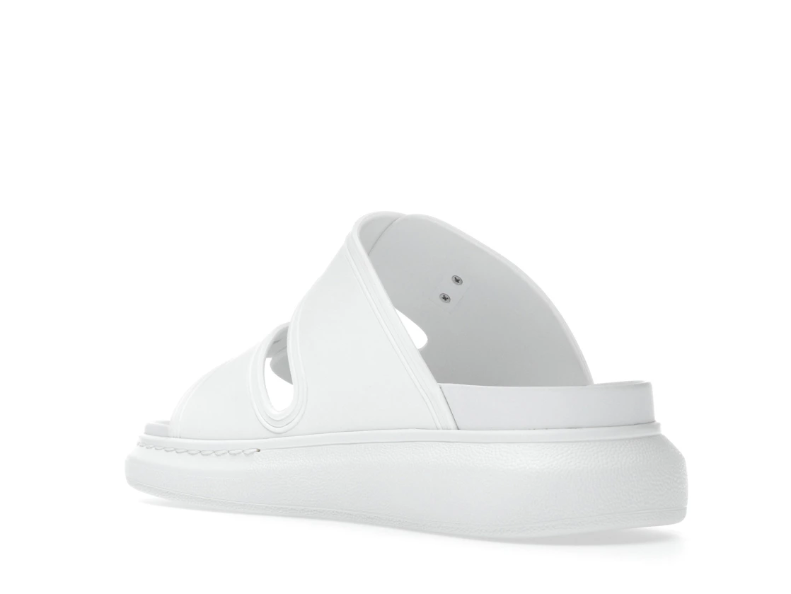 Vue 24 de Alexander McQueen Hybrid Buckled Rubber Sandals White 