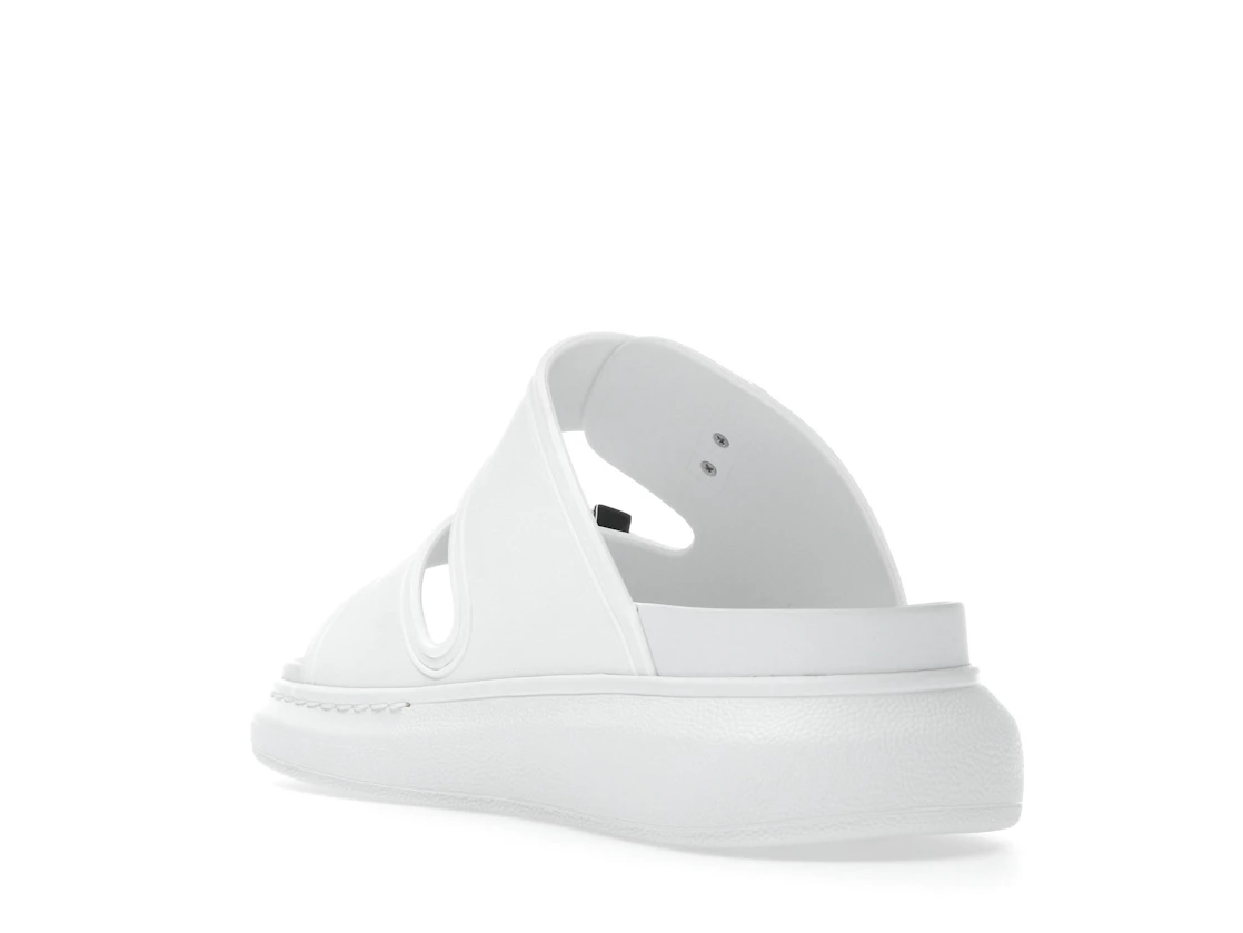 Vue 25 de Alexander McQueen Hybrid Buckled Rubber Sandals White 