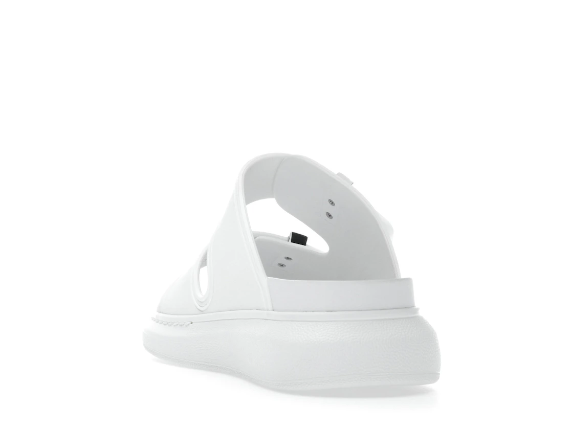 Vue 26 de Alexander McQueen Hybrid Buckled Rubber Sandals White 