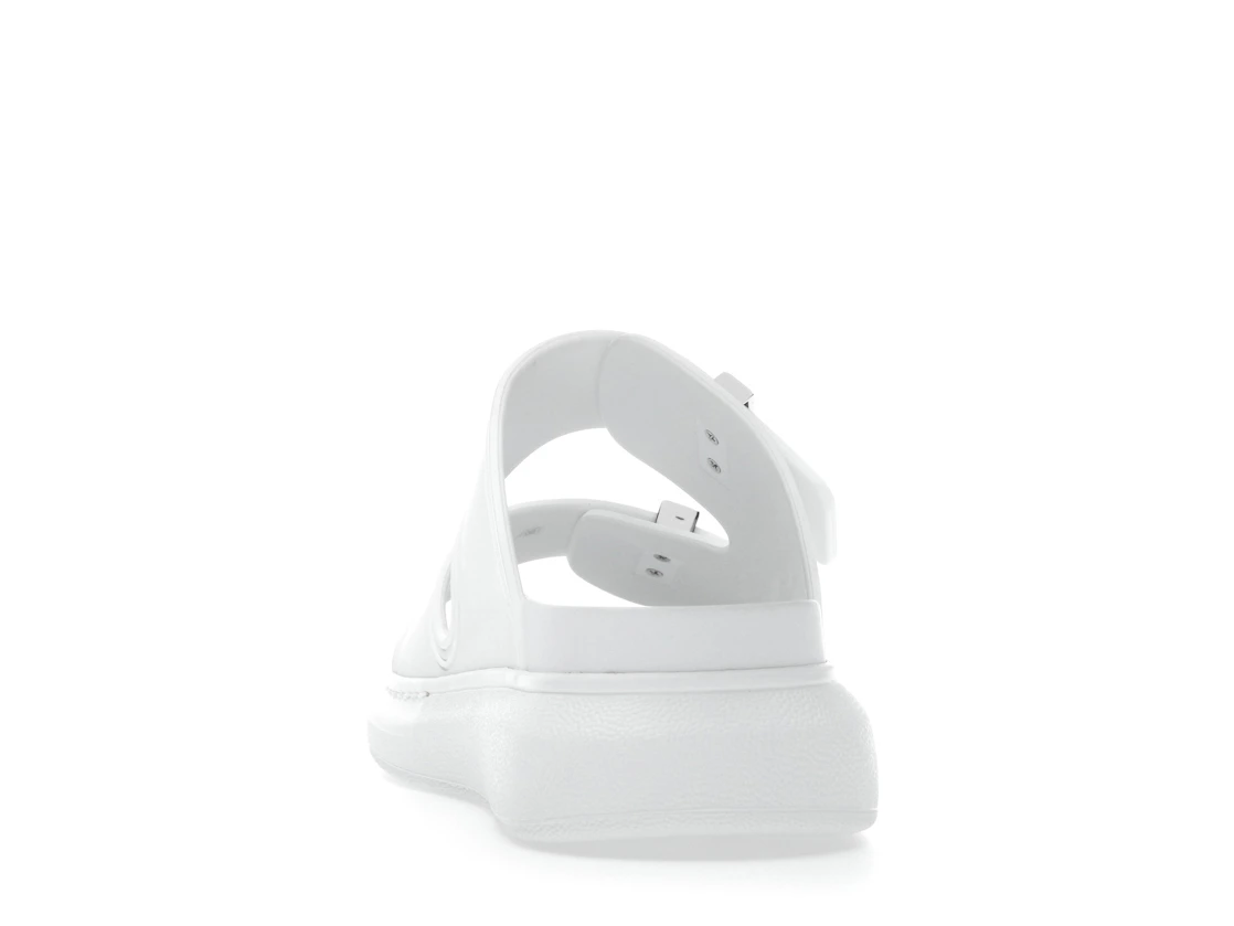 Vue 27 de Alexander McQueen Hybrid Buckled Rubber Sandals White 