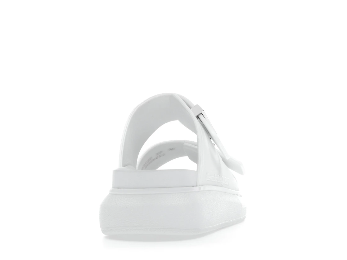 Vue 29 de Alexander McQueen Hybrid Buckled Rubber Sandals White 
