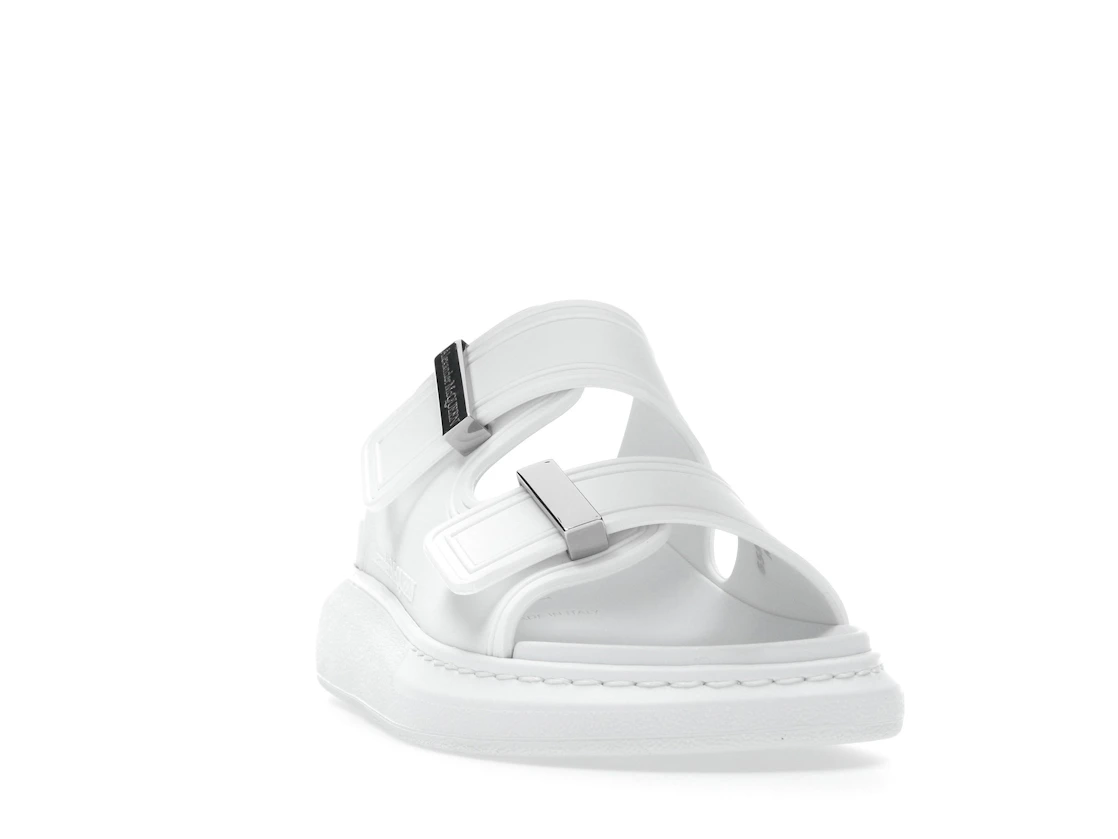 Vue 8 de Alexander McQueen Hybrid Buckled Rubber Sandals White 