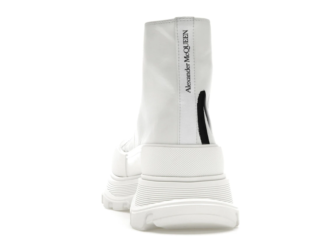 Vue 27 de Alexander McQueen Tread Slick Boot Graffiti Optic White
