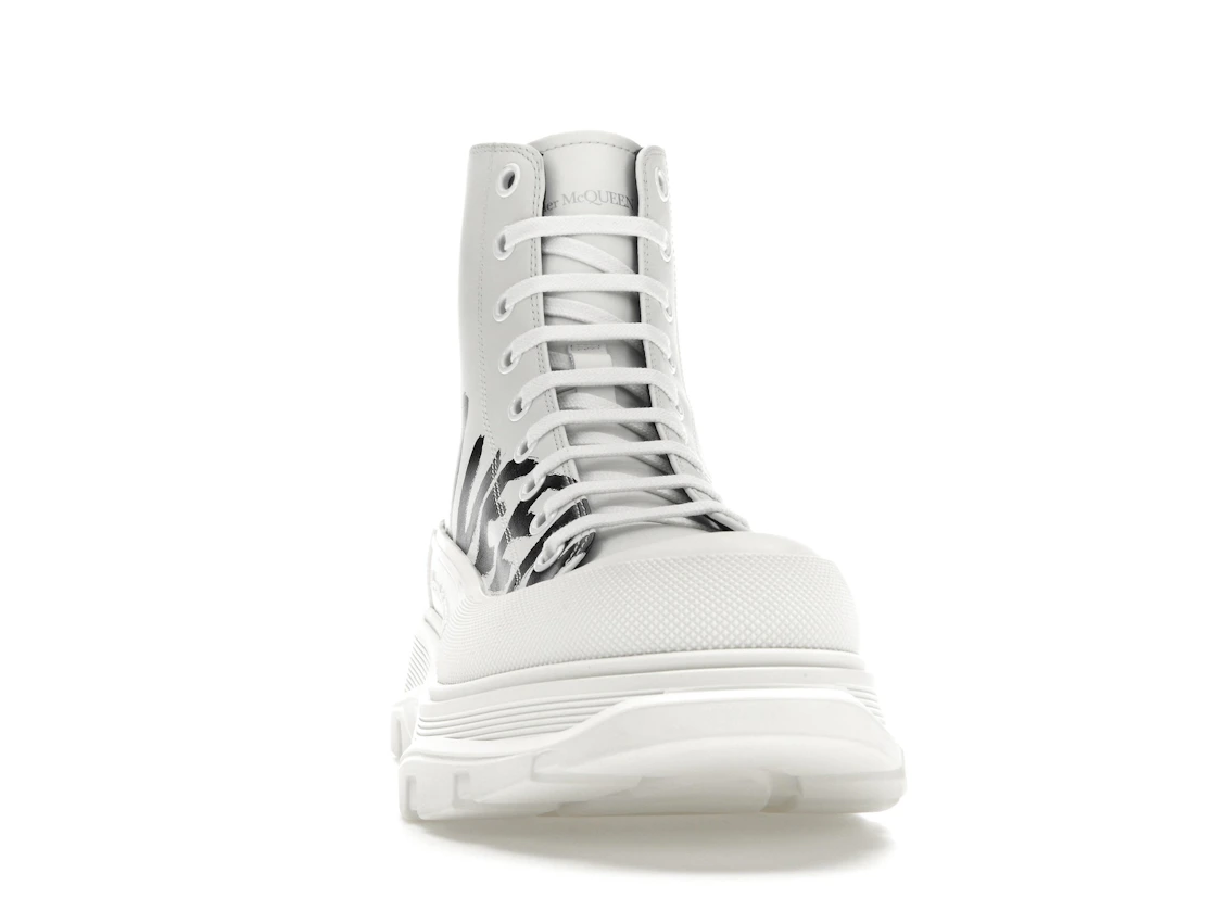 Vue 9 de Alexander McQueen Tread Slick Boot Graffiti Optic White