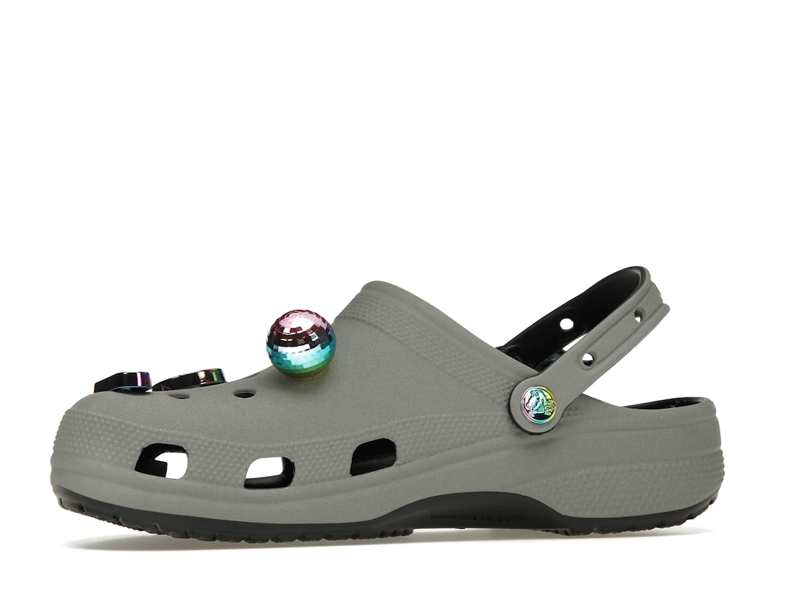Vue 17 de Crocs Classic Clog Croc Day (2022)