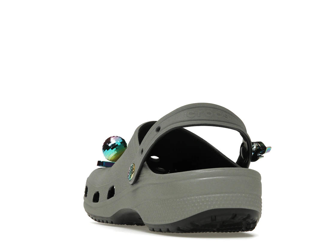 Vue 26 de Crocs Classic Clog Croc Day (2022)