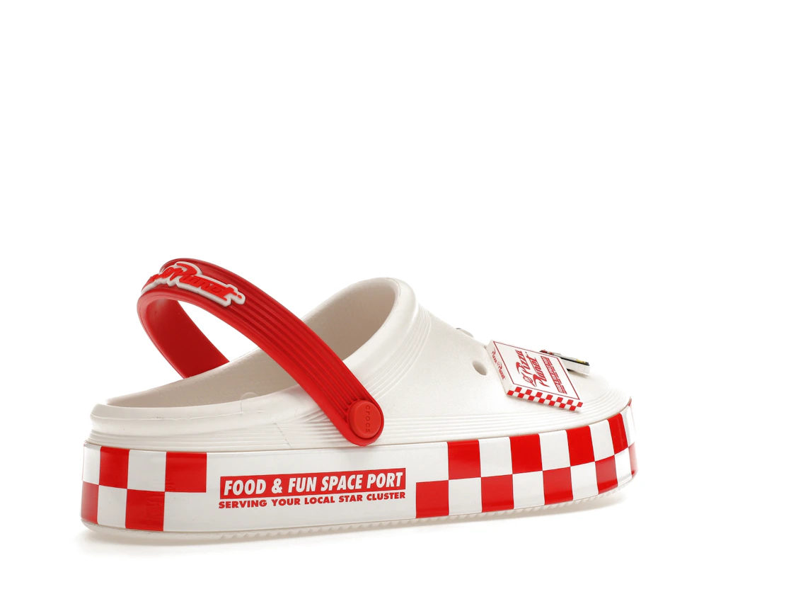 Vue 33 de Crocs Off Court Clog Toy Story Pizza Planet