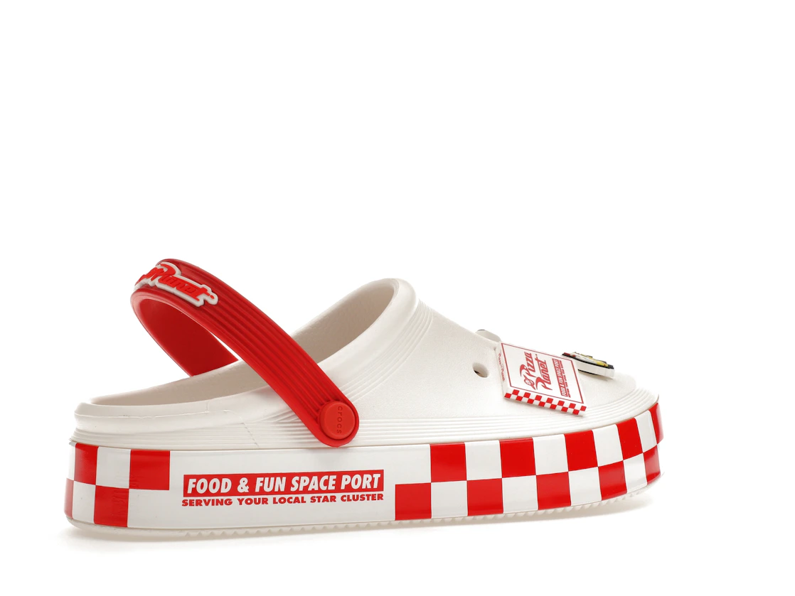 Vue 34 de Crocs Off Court Clog Toy Story Pizza Planet