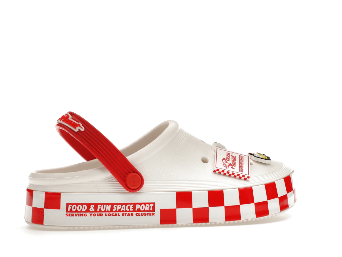 Vue 35 de Crocs Off Court Clog Toy Story Pizza Planet