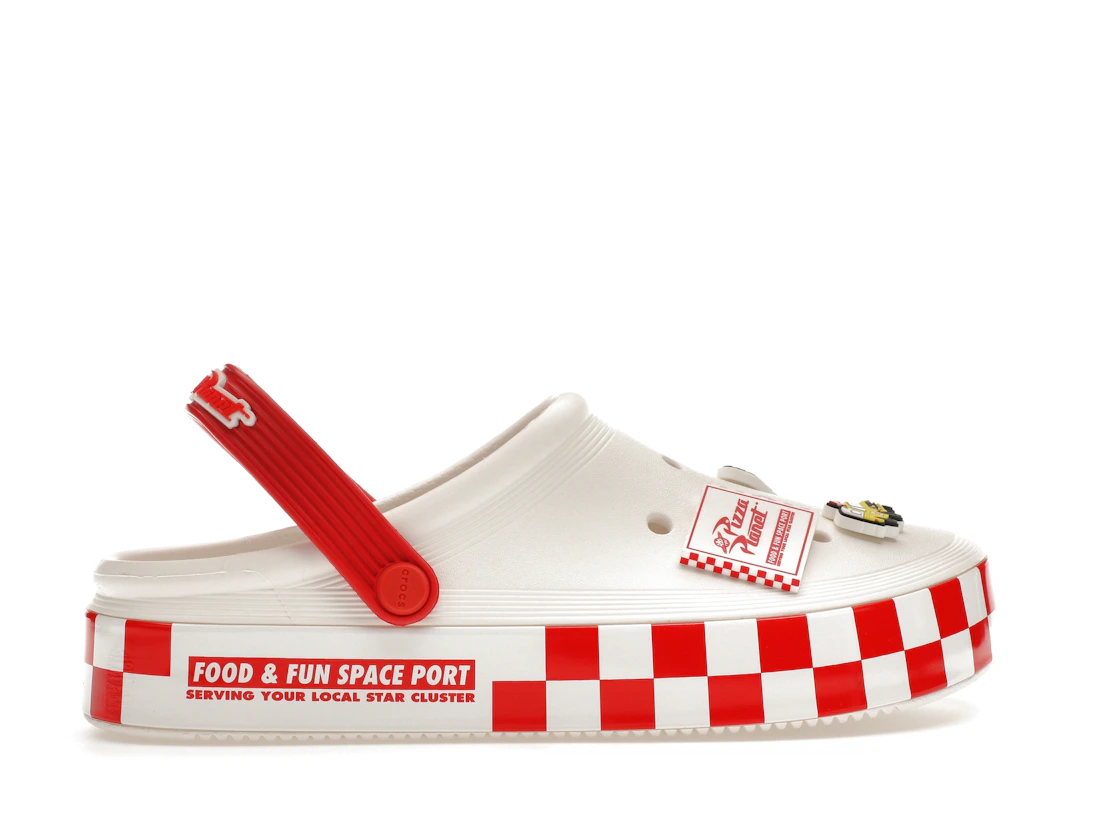 Vue 36 de Crocs Off Court Clog Toy Story Pizza Planet