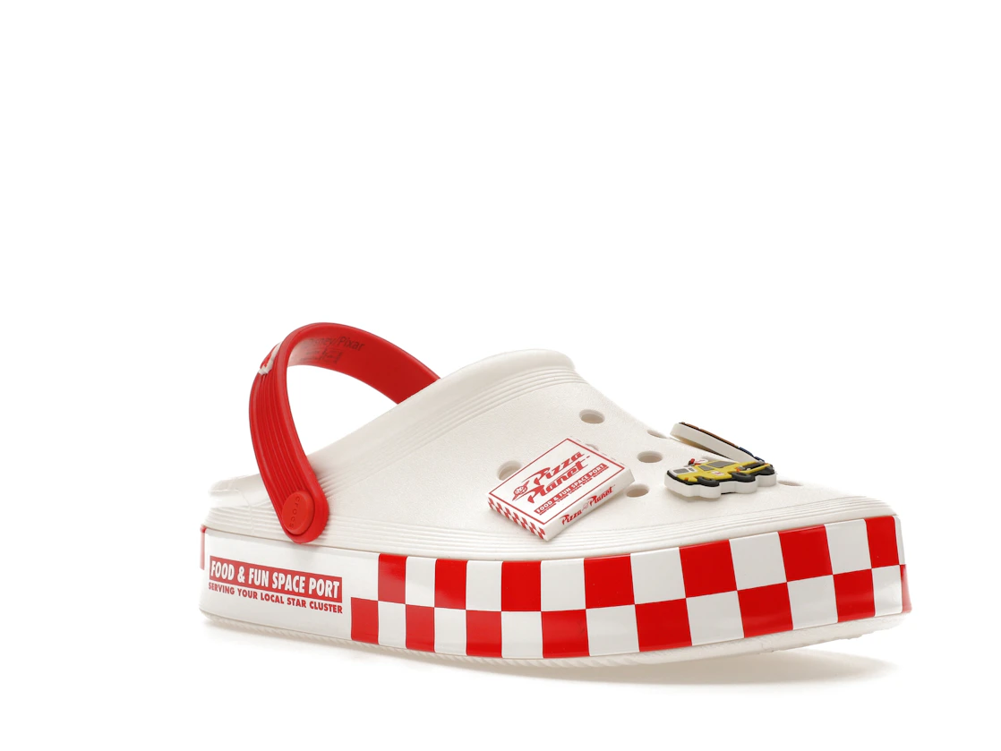 Vue 5 de Crocs Off Court Clog Toy Story Pizza Planet