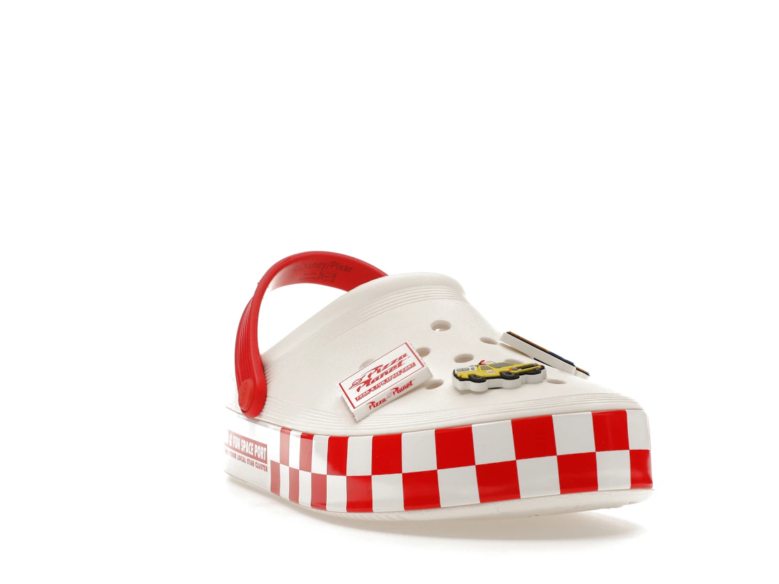 Vue 7 de Crocs Off Court Clog Toy Story Pizza Planet