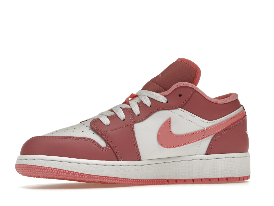 Vue 17 de Jordan 1 Low Desert Berry (GS)