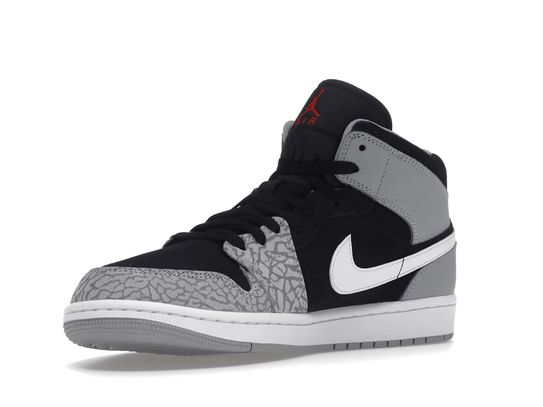 Vue 15 de Jordan 1 Mid SE Elephant Print