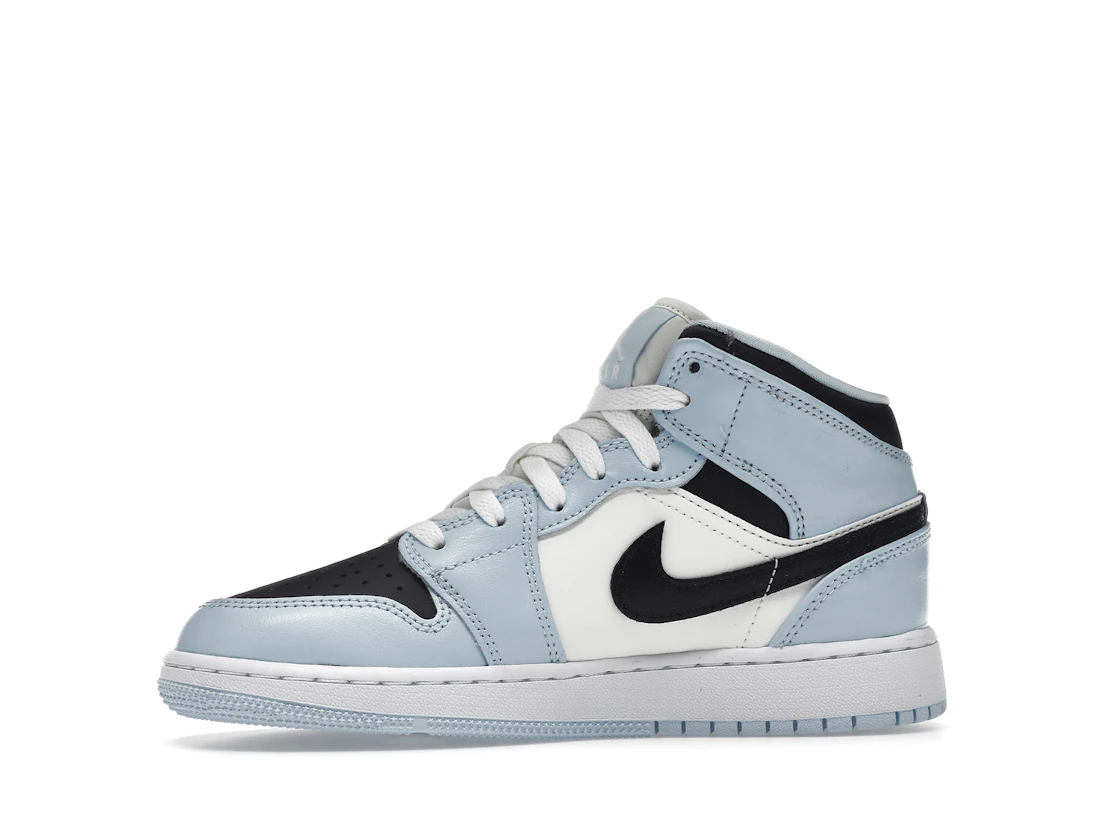 Vue 18 de Jordan 1 Mid Ice Blue (2022) (GS)