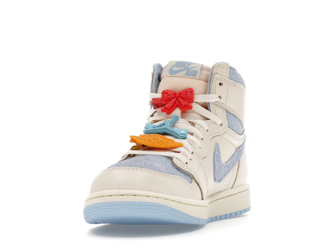Vue 12 de Jordan 1 Retro High OG Pale Ivory Psychic Blue 