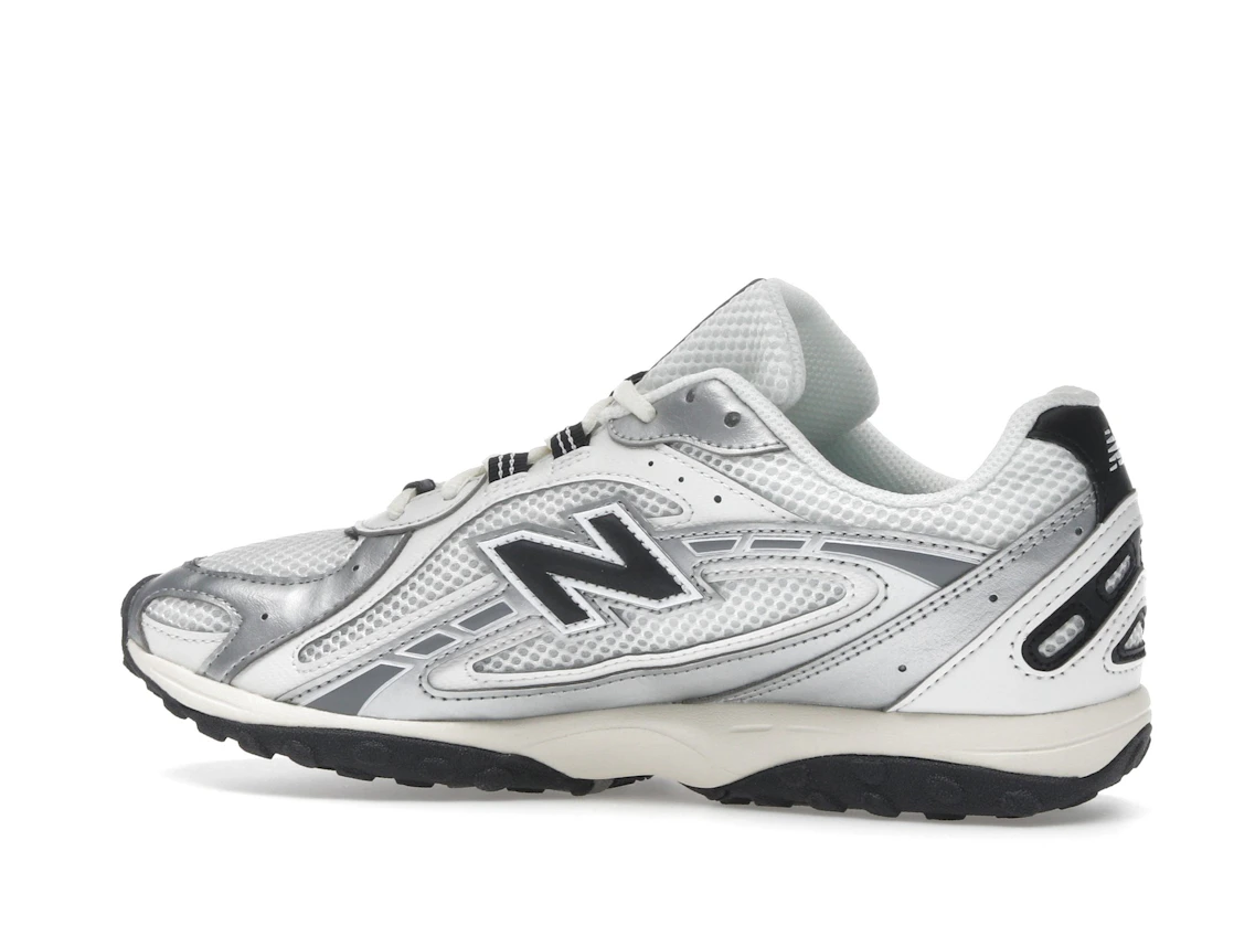 Vue 21 de New Balance 204L Silver Metallic Black