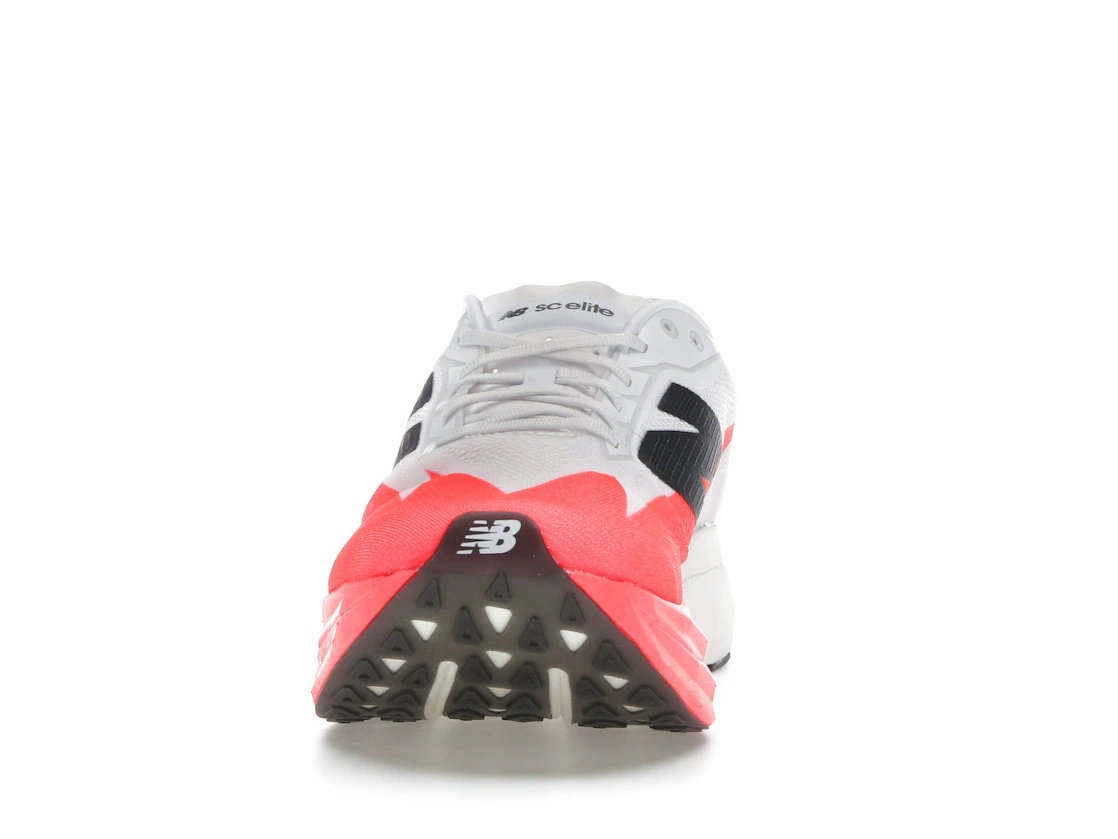 Vue 11 de New Balance FuelCell SuperComp Elite v5 Urgent Red