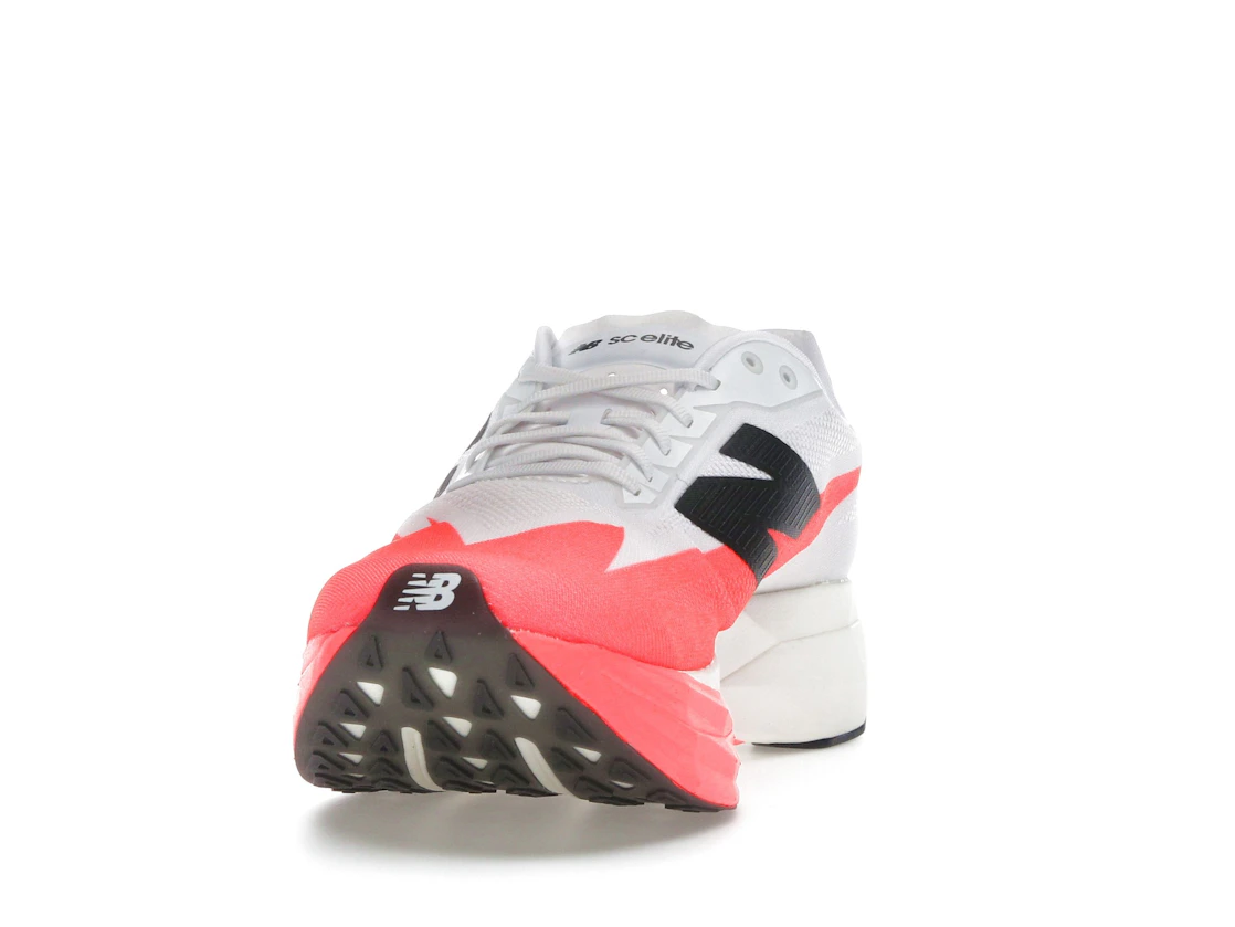 Vue 12 de New Balance FuelCell SuperComp Elite v5 Urgent Red