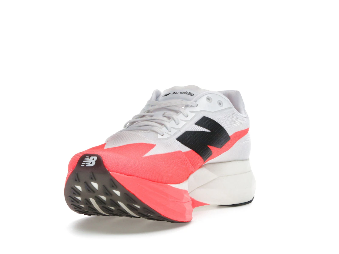 Vue 13 de New Balance FuelCell SuperComp Elite v5 Urgent Red