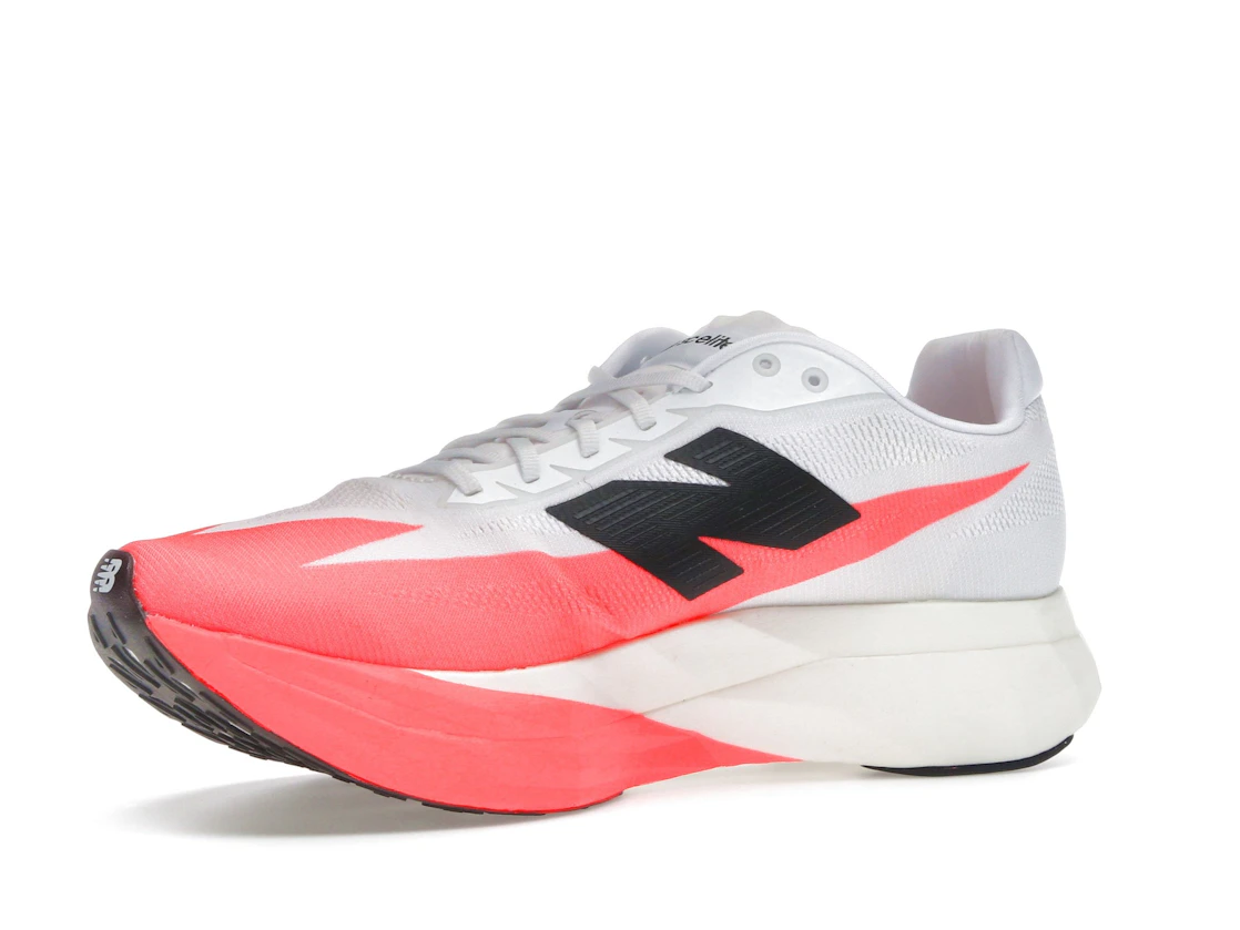 Vue 16 de New Balance FuelCell SuperComp Elite v5 Urgent Red