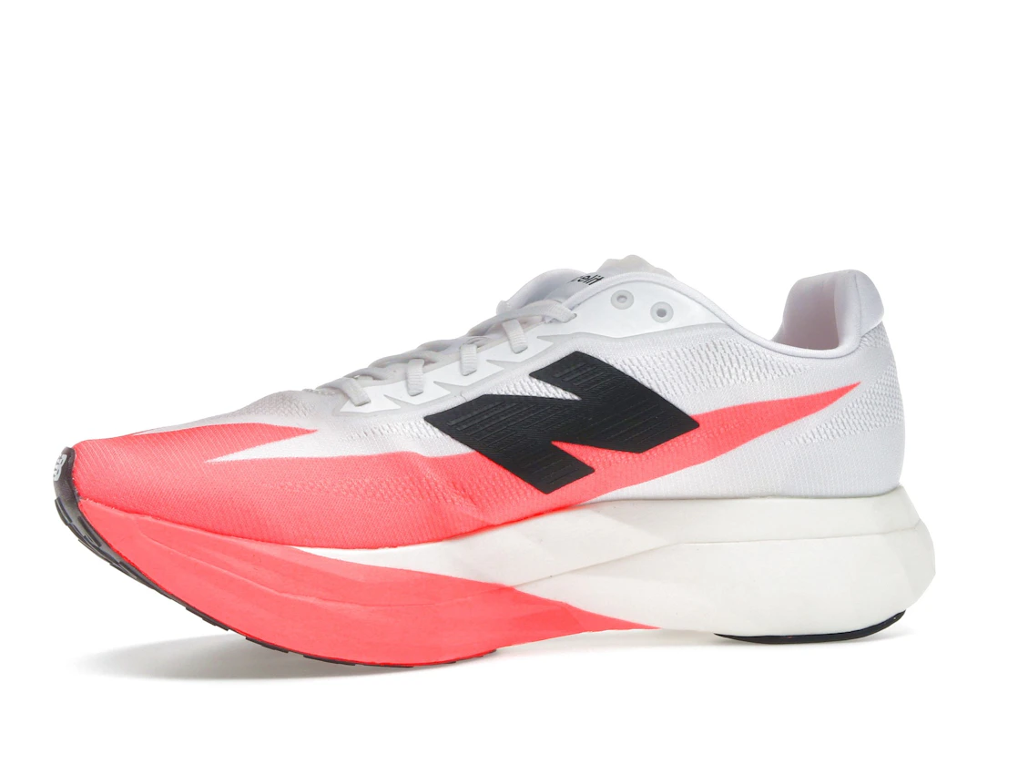 Vue 17 de New Balance FuelCell SuperComp Elite v5 Urgent Red
