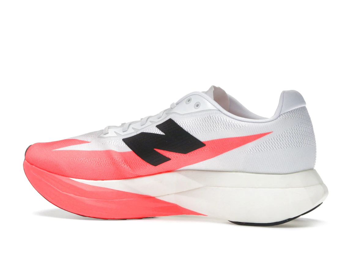 Vue 21 de New Balance FuelCell SuperComp Elite v5 Urgent Red
