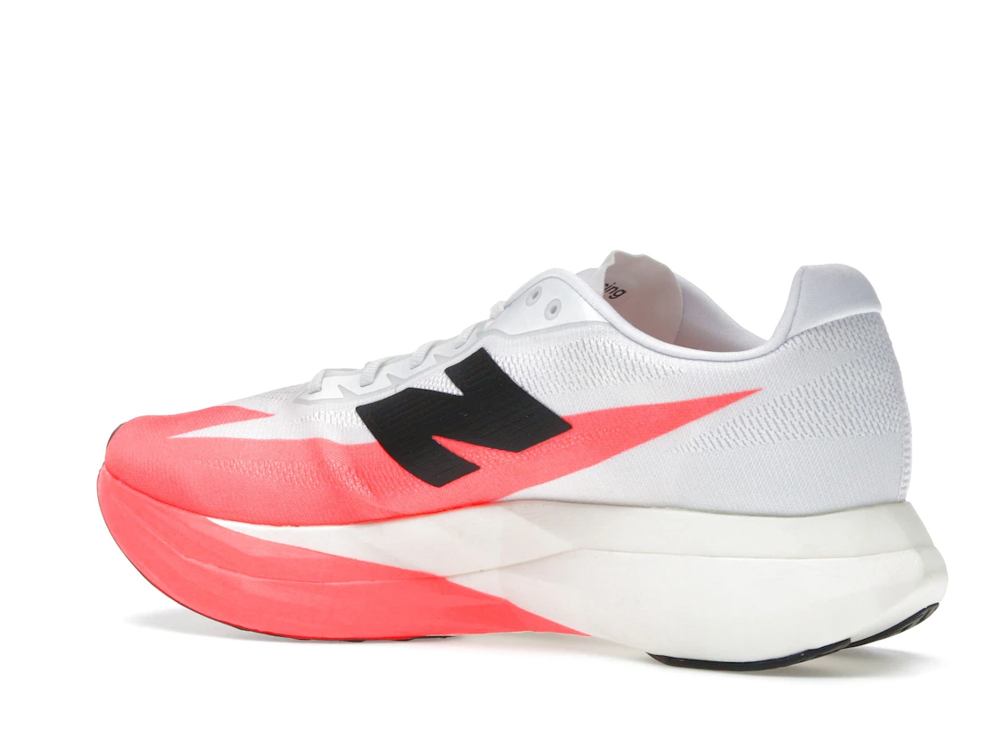 Vue 22 de New Balance FuelCell SuperComp Elite v5 Urgent Red