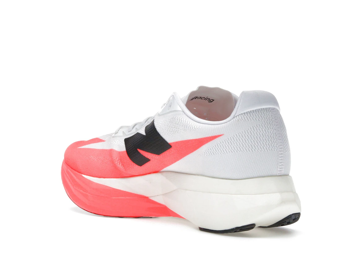 Vue 24 de New Balance FuelCell SuperComp Elite v5 Urgent Red