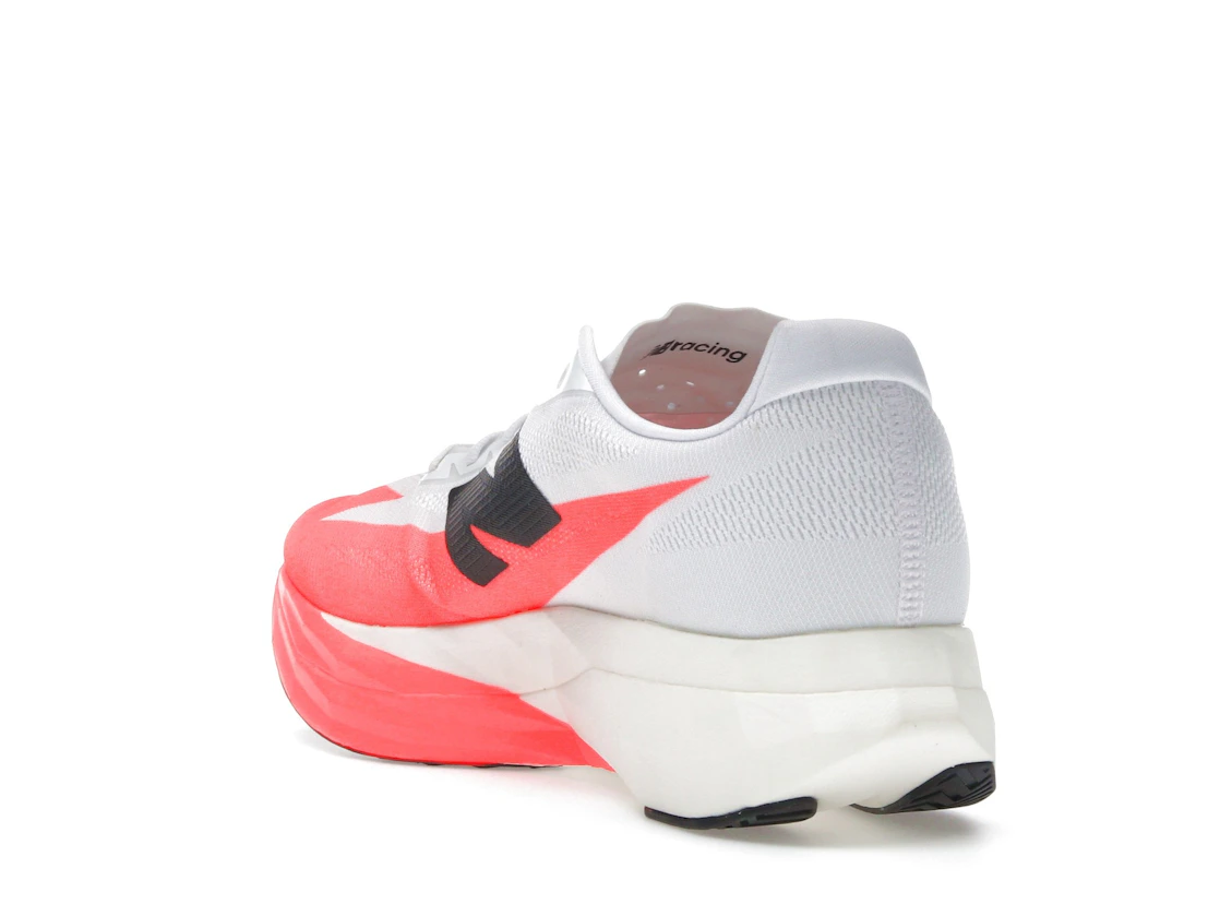 Vue 25 de New Balance FuelCell SuperComp Elite v5 Urgent Red