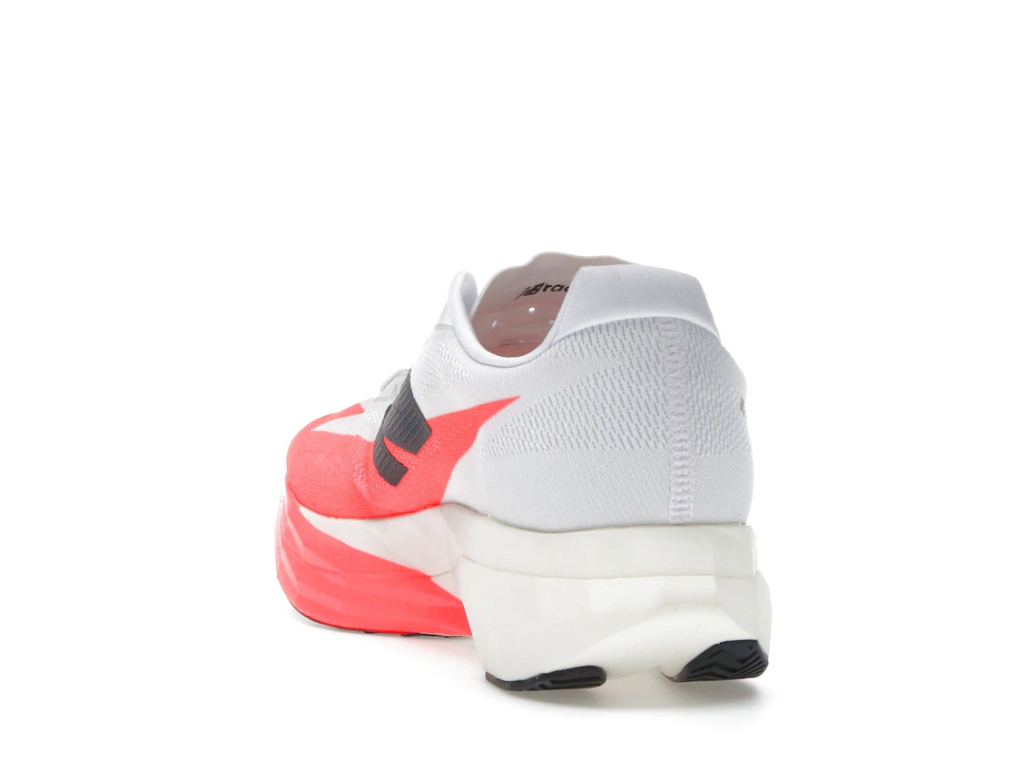 Vue 26 de New Balance FuelCell SuperComp Elite v5 Urgent Red