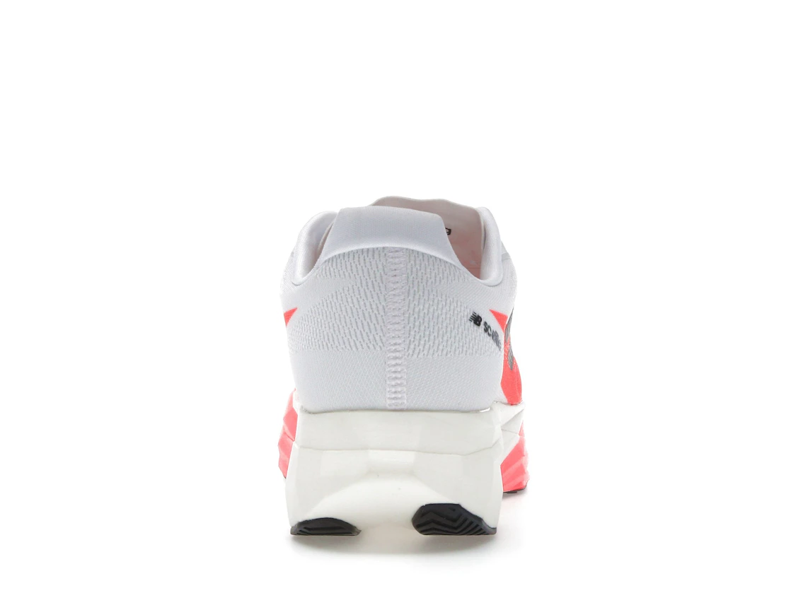 Vue 28 de New Balance FuelCell SuperComp Elite v5 Urgent Red