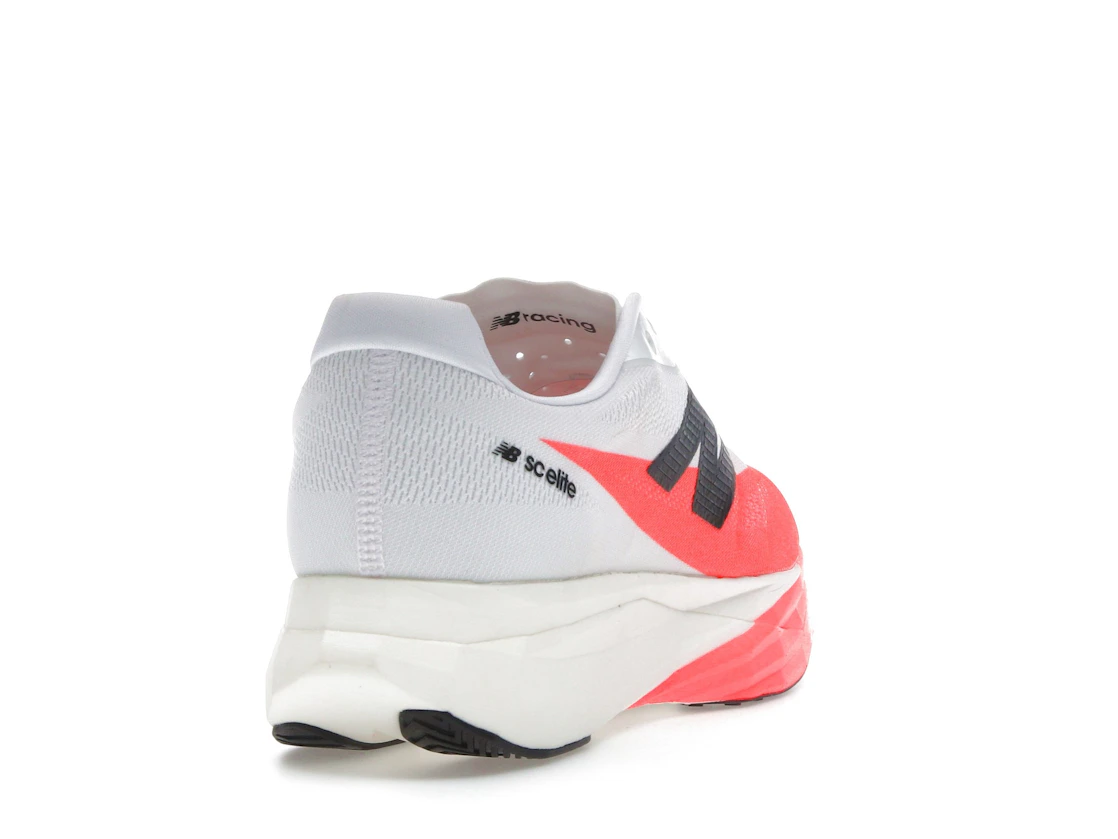 Vue 30 de New Balance FuelCell SuperComp Elite v5 Urgent Red
