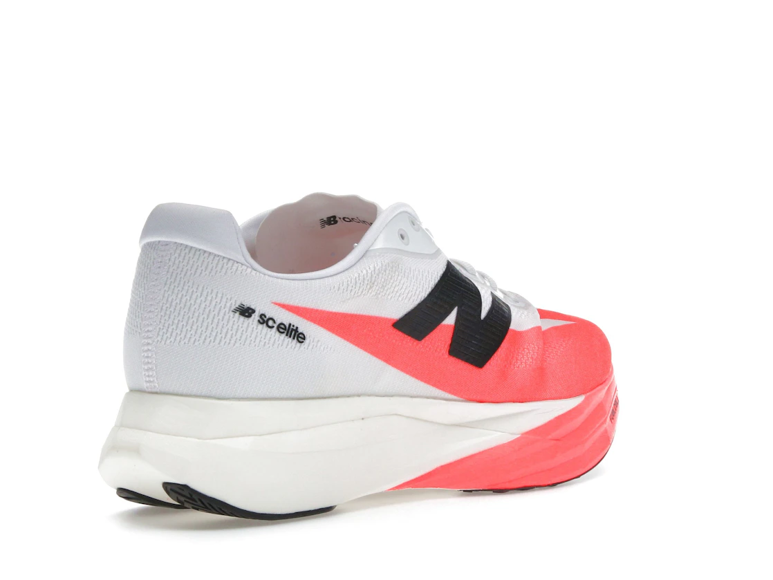 Vue 32 de New Balance FuelCell SuperComp Elite v5 Urgent Red