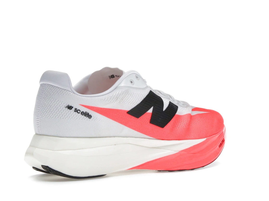 Vue 33 de New Balance FuelCell SuperComp Elite v5 Urgent Red