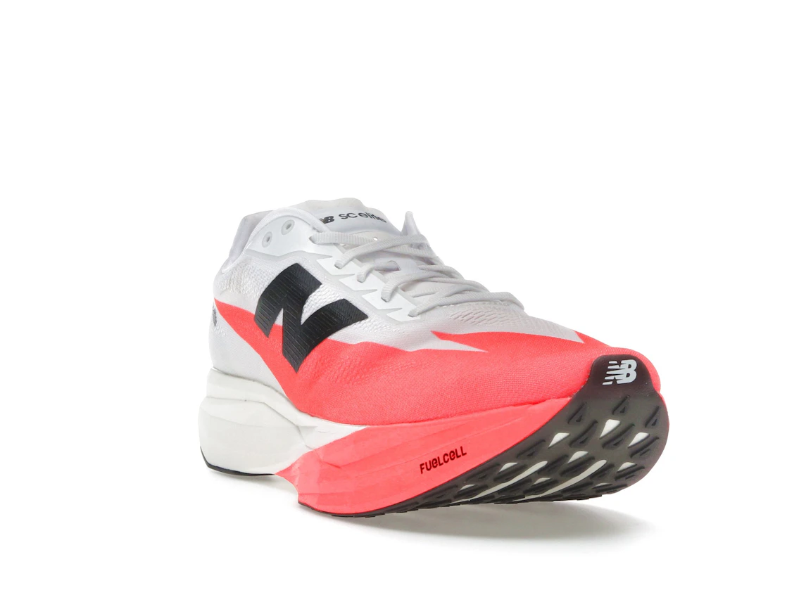 Vue 7 de New Balance FuelCell SuperComp Elite v5 Urgent Red
