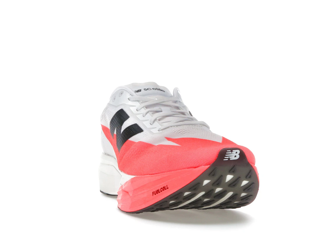 Vue 8 de New Balance FuelCell SuperComp Elite v5 Urgent Red