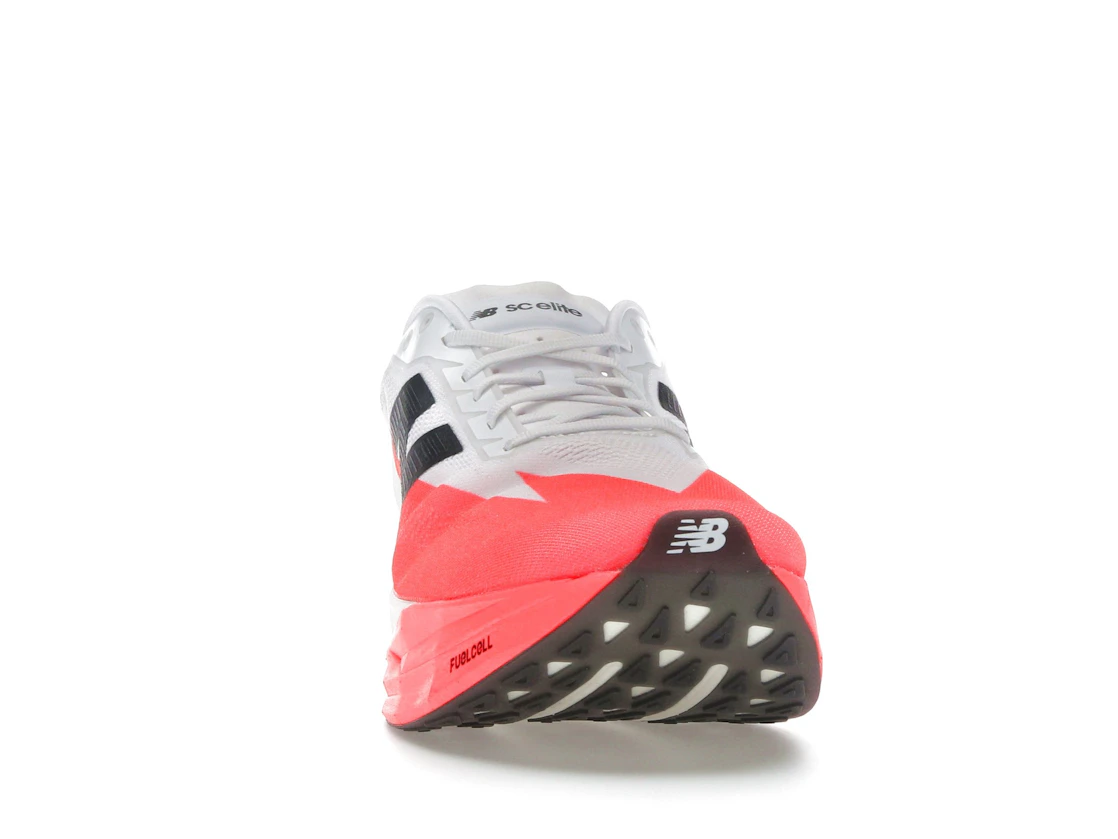 Vue 9 de New Balance FuelCell SuperComp Elite v5 Urgent Red