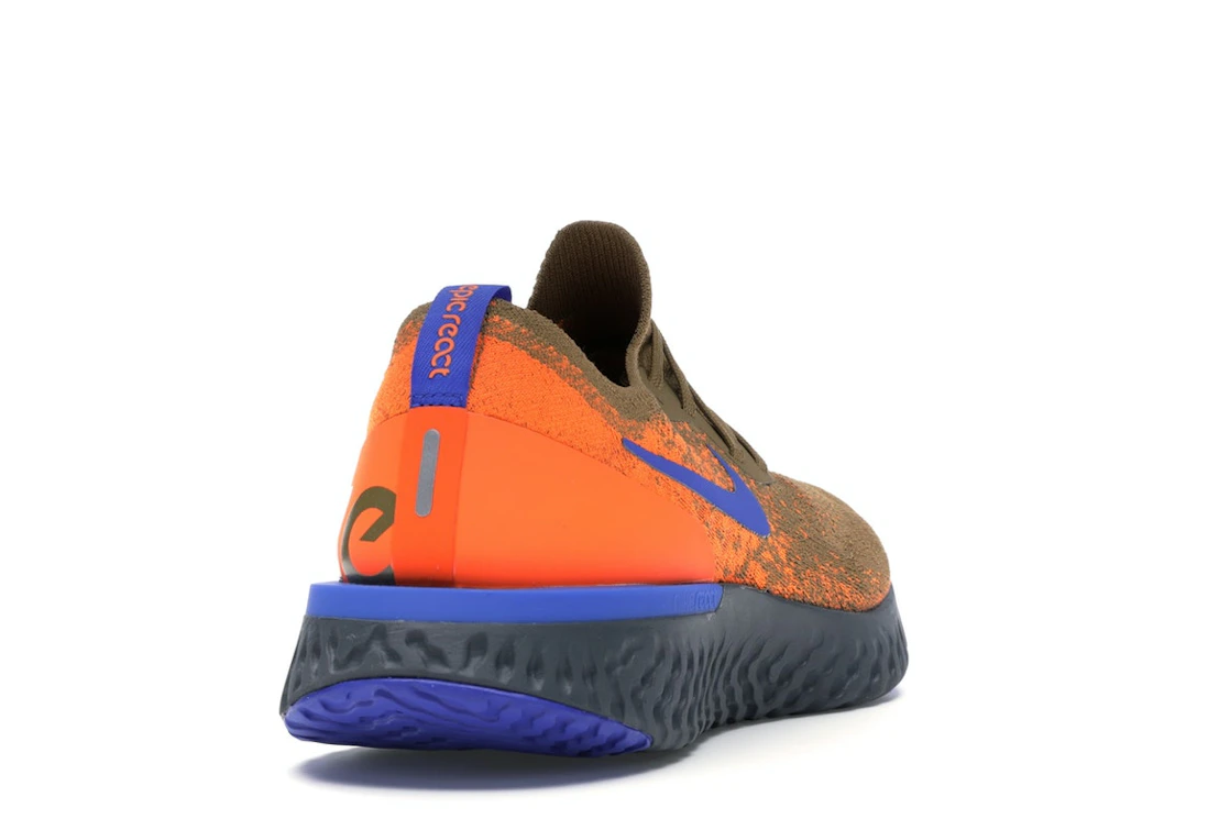 Vue 30 de Nike Epic React Flyknit Golden Beige Racer Blue