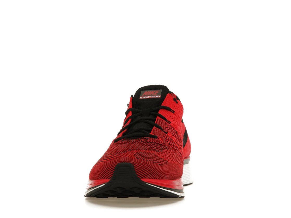 Vue 11 de Nike Flyknit Trainer+ University Red White