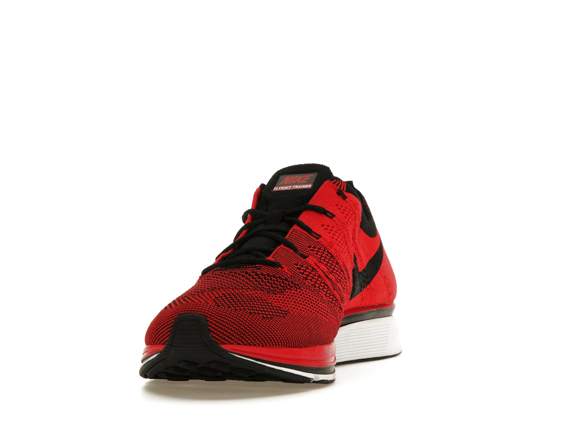 Vue 12 de Nike Flyknit Trainer+ University Red White