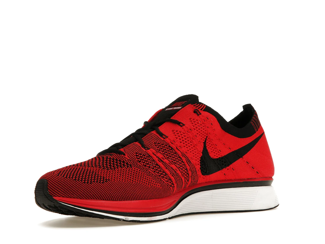 Vue 15 de Nike Flyknit Trainer+ University Red White