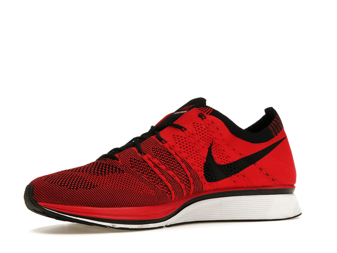 Vue 16 de Nike Flyknit Trainer+ University Red White