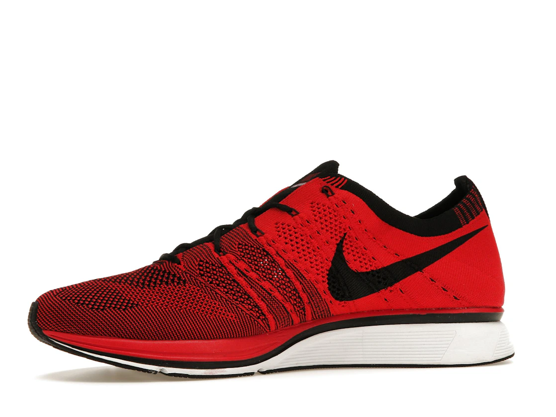 Vue 17 de Nike Flyknit Trainer+ University Red White