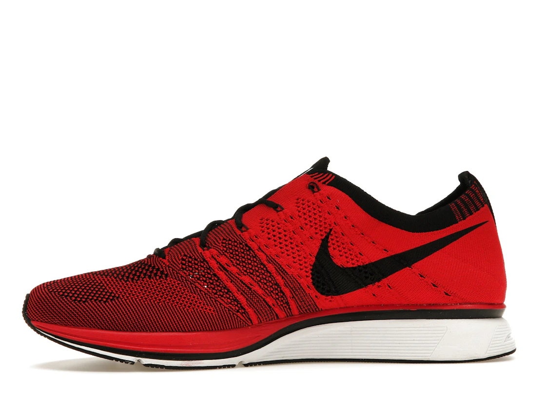 Vue 18 de Nike Flyknit Trainer+ University Red White
