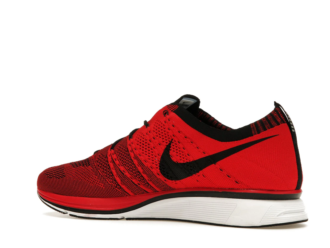Vue 22 de Nike Flyknit Trainer+ University Red White